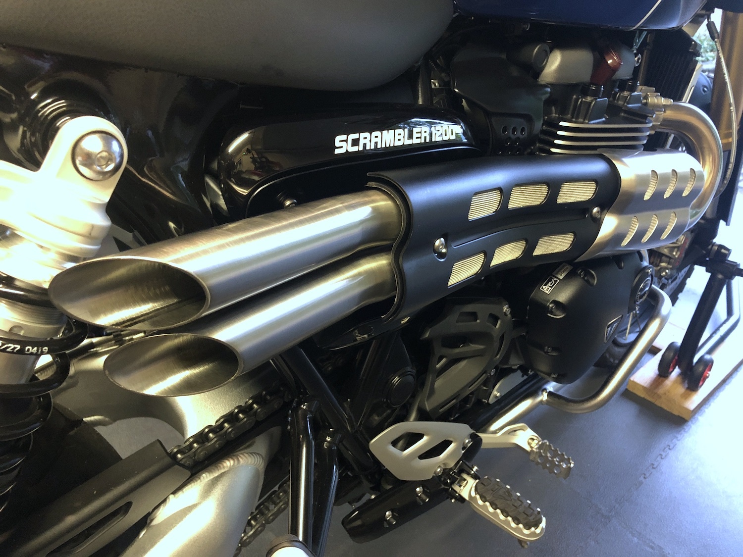 Triumph scrambler deals 1200 slash exhaust