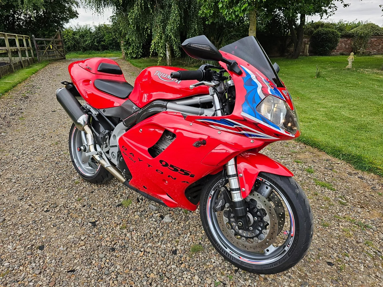 2003 Triumph 955i Daytona Carbon Edition_23k miles_rhs front on - Copy.jpeg