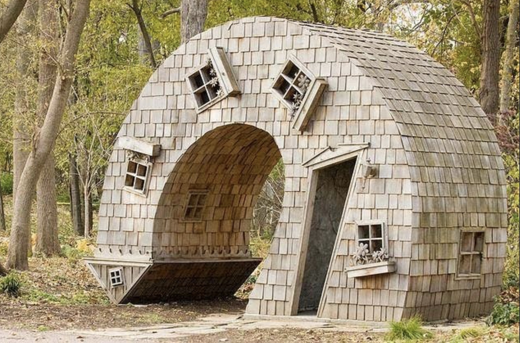 Strange homes. Дом расположенный в Индианаполисе, штат Индиана. Необычный дом. Странный дом (weird House). Альпы.. Необычные домики. Дом необычной формы.