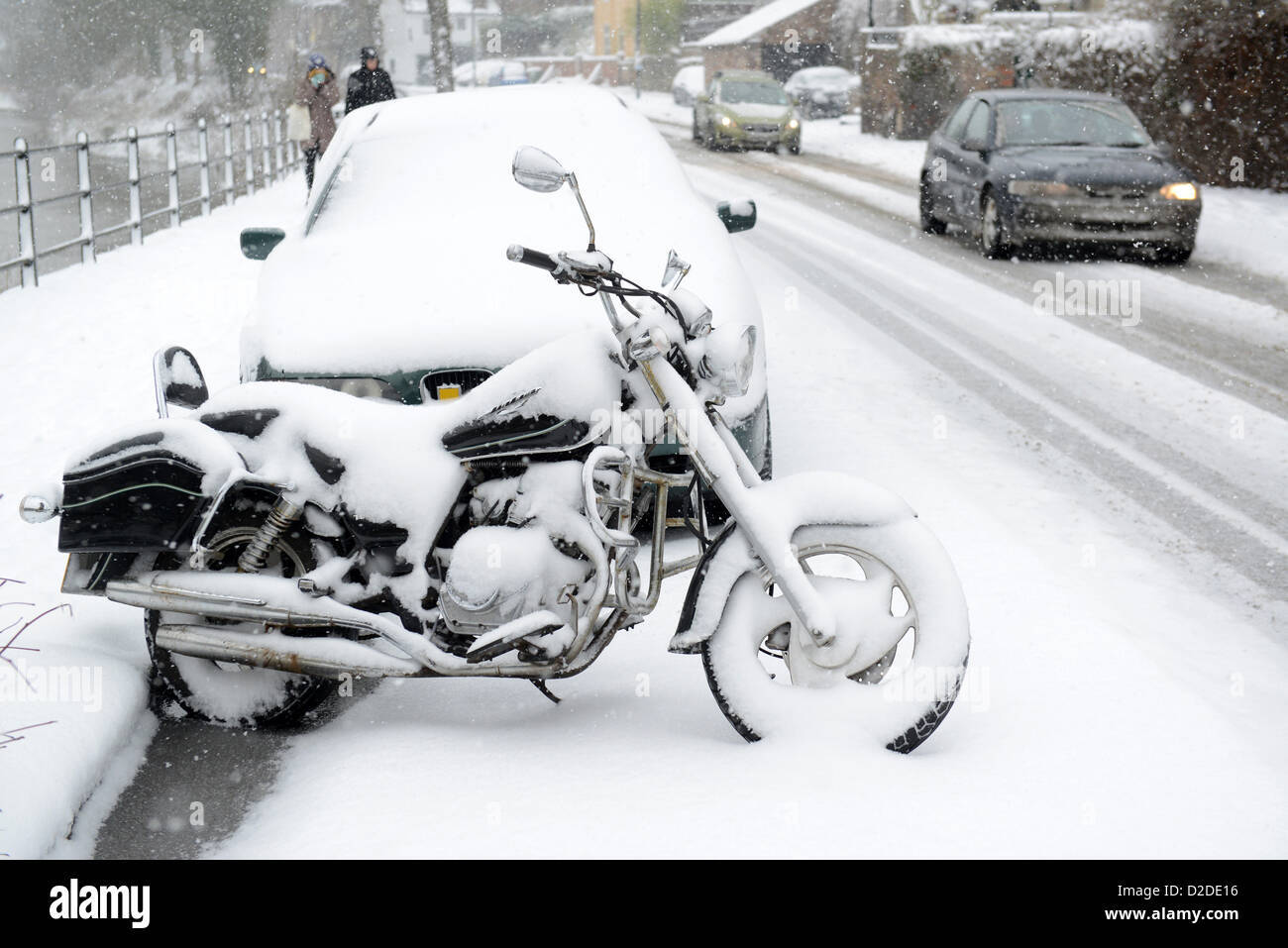 motorbike-covered-in-snow-uk-winter-snowing-roads-road-britain-weather-D2DE16.jpg