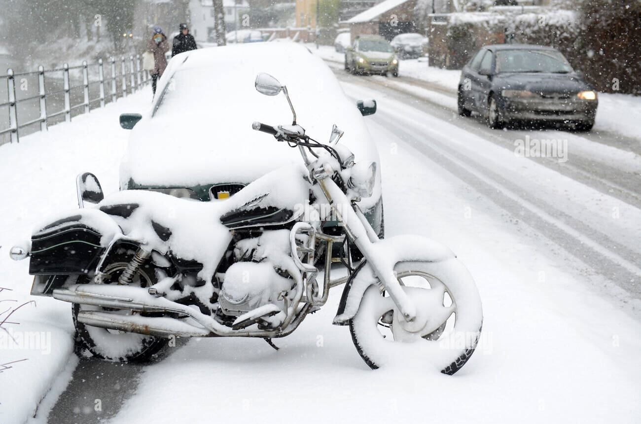 motorbike-covered-in-snow-uk-winter-snowing-roads-road-britain-weather-D2DE16.jpg