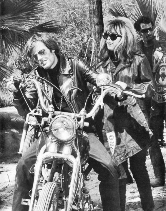 Peter Fonda & Nancy Sinatra.jpg