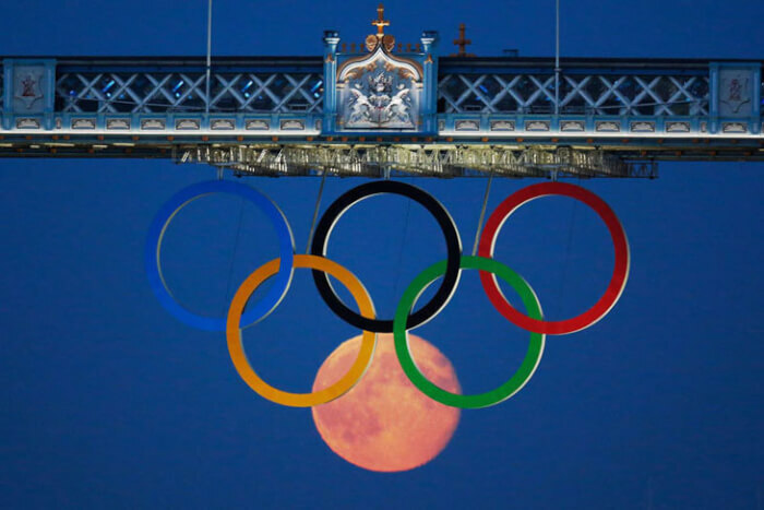 The-moon-and-the-rings.jpg