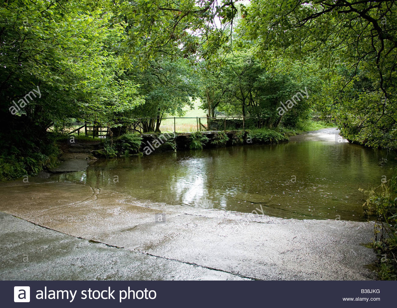 winster-ford-cumbria-england-where-motorists-can-cross-the-river-winster-B38JKG.jpg