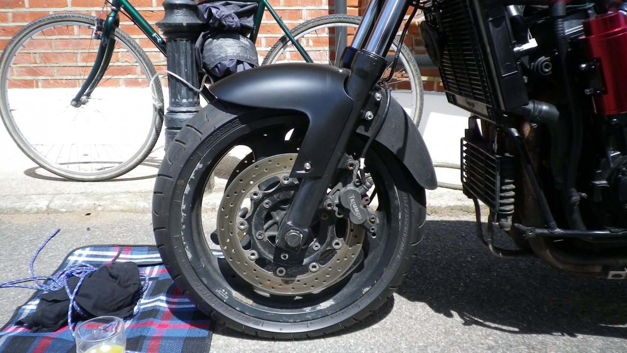 Remodeled front mudguard by myself, suits the cafe racer look a bit better me thinks