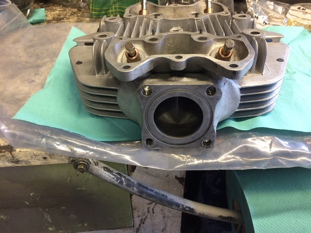 1 3/4&quot; Su Carb conversion.<br />
Welded on intake port.