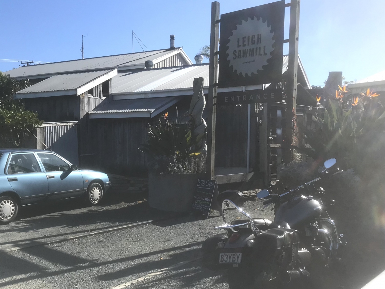 Home of the popular Leigh sawmill bar and cafe and many arty shops.