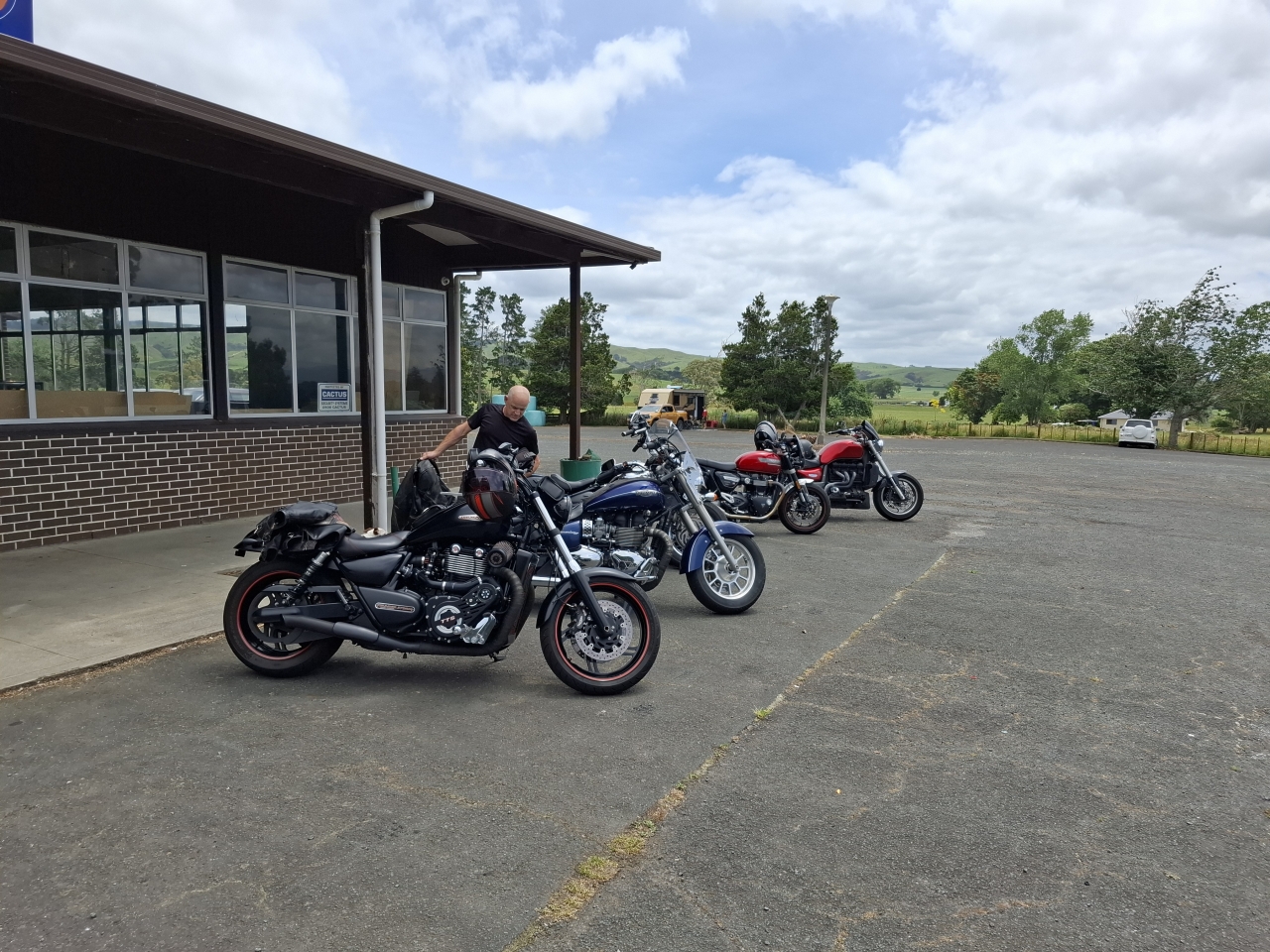 Country Tavern in central Waikato, with good food and outdoor area. Massive car/bike park